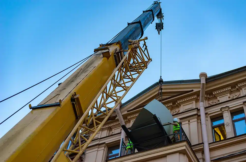 reduce-risk-of-piano-drops crane moving a piano
